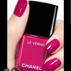 Chanel Le Vernis Fuchsia Nail Polish